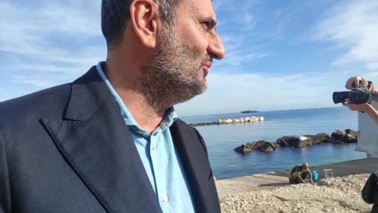 Galleria foto 'Lo “sbattitore di polpi” disturba il sindaco. E Decaro gli dà suggerimenti su come cucinarlo – VIDEO' - foto 1