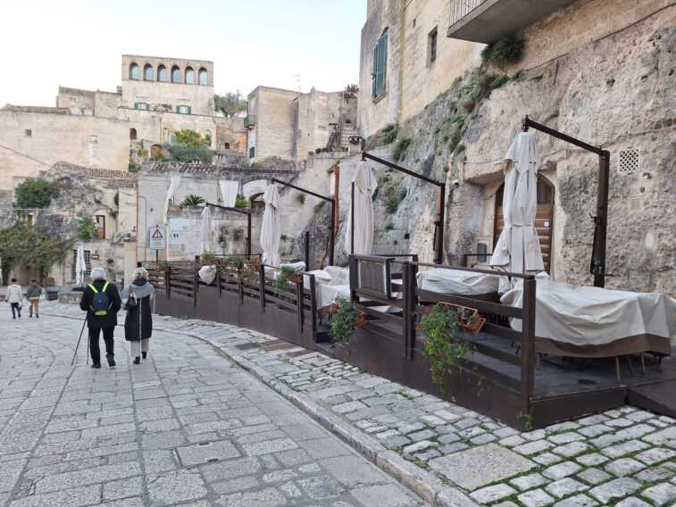 Matera, stop all’occupazione “selvaggia” con ombrelloni e dehors nei Sassi