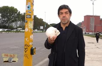 Galleria foto 'Favino recita Shakespeare ai semafori, l’esilarante sketch da Fiorello a ‘VivaRai2!’' - foto 1