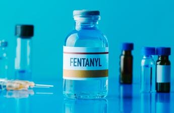 Fentanyl, cresce l’allarme: gli effetti dell’analgesico a rischio abuso e dipendenza