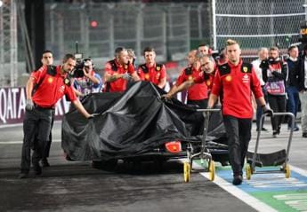 Galleria foto 'Ferrari di Sainz distrutta da un tombino a Las Vegas: “Inaccettabile”' - foto 1