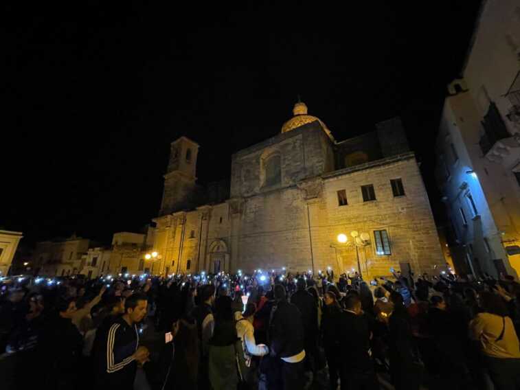 Taurisano, cittadini in piazza contro i vandali: in 400 al flash mob organizzato da don Gionatan