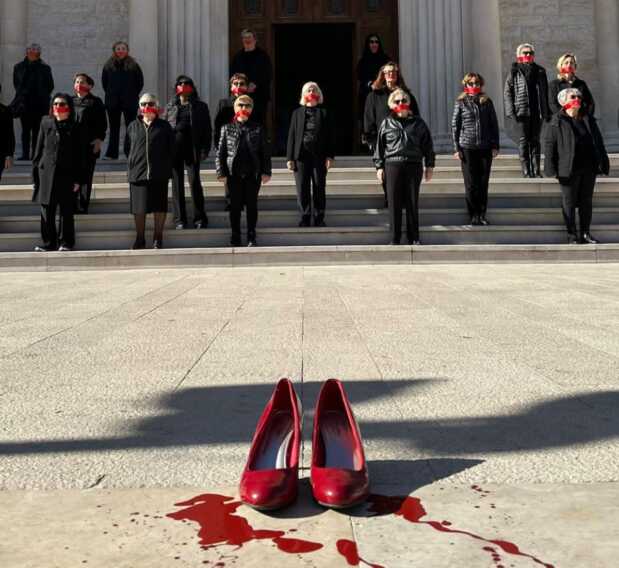 Galleria foto 'Bari, l’urlo della piazza contro la violenza sulle donne: «Adesso basta»' - foto 1