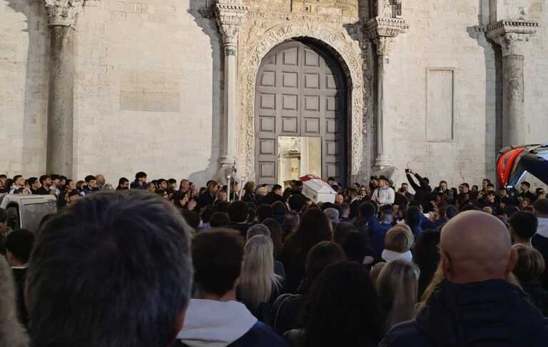 Galleria foto 'Bari, l’ultimo saluto a Matteo: «Ingiusto che i sogni di un giovane si infrangano sull’asfalto sconnesso»' - foto 1