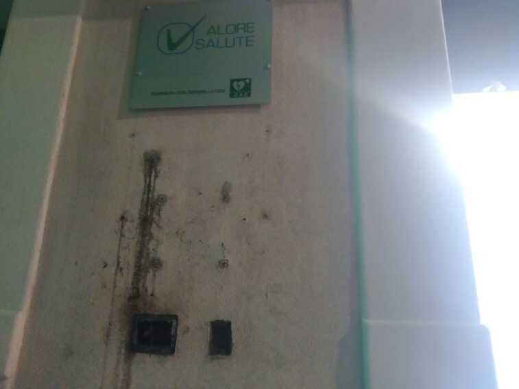 Galleria foto 'Ladri nella notte a Mola di Bari: rubato il defibrillatore installato all’esterno di una farmacia' - foto 3