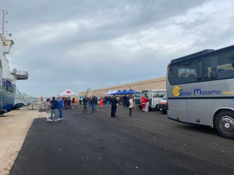 A Bari la Geo Barents: a bordo 30 migranti, tra loro un minore non accompagnato