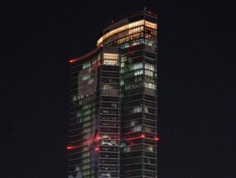 Galleria foto 'Giornata contro la violenza sulle donne, i palazzi di Regione Lombardia si colorano di arancione' - foto 1