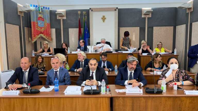 Taranto, rimpasto in Giunta: Melucci redistribuisce le deleghe. Strappo ricucito col Pd