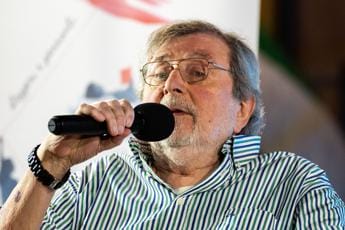 Galleria foto 'Guccini ‘cambia’ Bella Ciao: “Omaggio all’Iran”' - foto 1