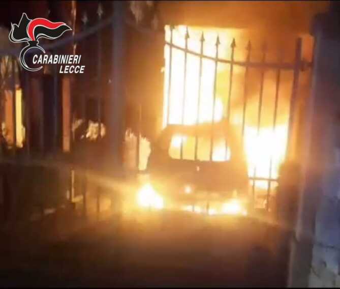 Galleria foto 'Ugento, incendia le auto della sua ex compagna e del nuovo fidanzato della donna: arrestato – VIDEO' - foto 1