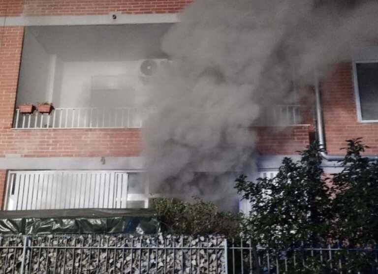 Fiamme in una palazzina a Brindisi: evacuate dieci famiglie. Nessun ferito