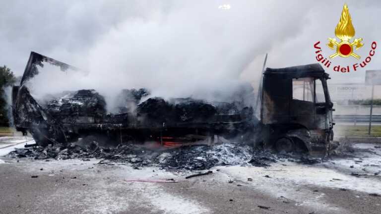 Incendio in autostrada nella notte: in fiamme un camion nel Foggiano