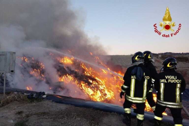Incendio nella discarica di Sant’Arcangelo: i vigili del fuoco al lavoro per ore