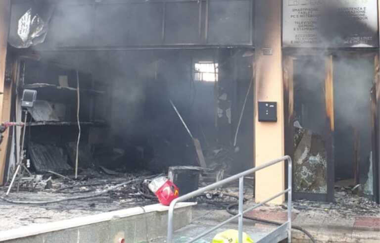 Parabita, fiamme distruggono un negozio di elettronica. Indagini in corso