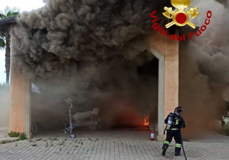 Incendio in un resort a Tuglie: distrutti mezzi agricoli, in salvo i cavalli – VIDEO