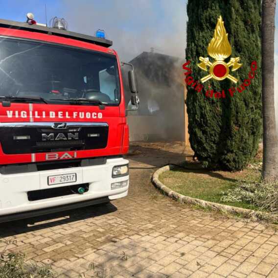 Galleria foto 'Incendio in un resort a Tuglie: distrutti mezzi agricoli, in salvo i cavalli – VIDEO' - foto 3