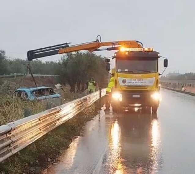 Galleria foto 'Auto fuori strada sulla provinciale ex 231 tra Corato e Andria: due feriti' - foto 1
