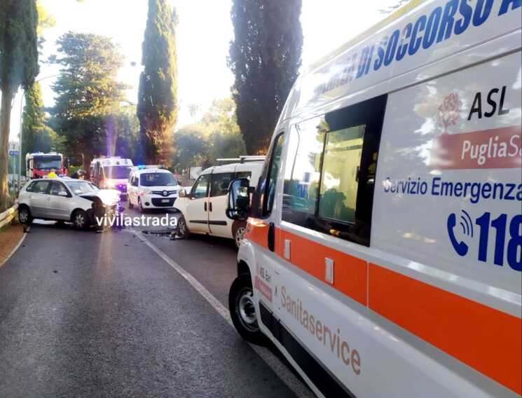 Galleria foto 'Incidente tra 3 veicoli sulla provinciale tra Polignano e Castellana: feriti in ospedale' - foto 2