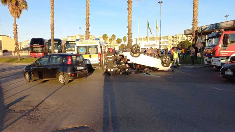 Galleria foto 'Lecce, incidente in viale Porta d’Europa: un’auto si ribalta sulla carreggiata' - foto 1