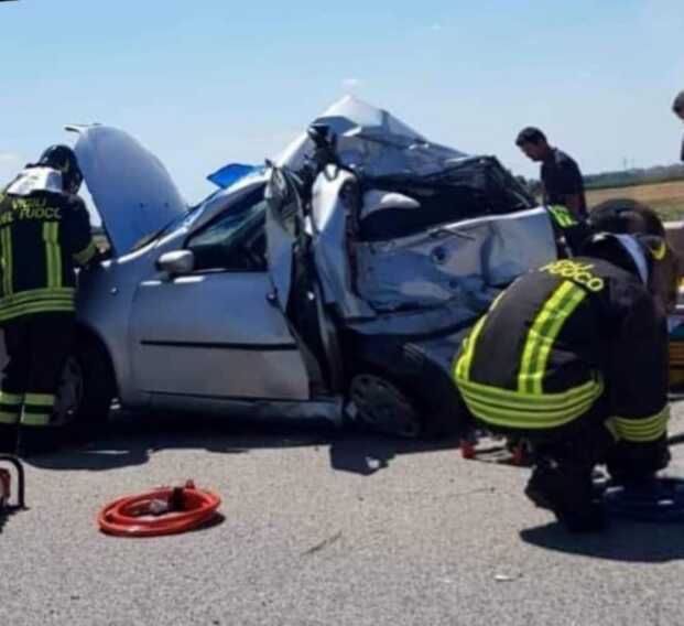Galleria foto 'Incidente sulla tangenziale di Foggia: due feriti. Strada chiusa al traffico' - foto 1