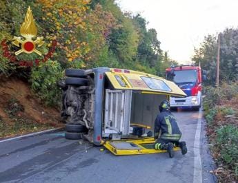 Galleria foto 'Incidente vicino Roma, scuolabus si ribalta a Rocca di Papa: contusi autista e due bimbi' - foto 1