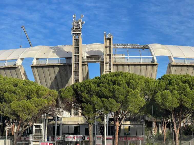 Bari, gru di nuovo al lavoro al “San Nicola”: via al posizionamento delle ultime 4 coperture