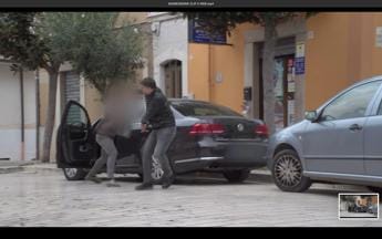Galleria foto 'Inviato di ‘Mi manda RaiTre’ preso a bastonate' - foto 1