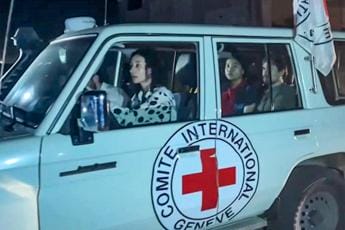Israele, Asher riabbraccia moglie e figlie dopo 40 giorni: “Risorgeremo dal trauma”