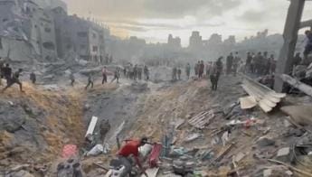 Israele bombarda campo profughi, decine di morti: “Ucciso comandante Hamas”