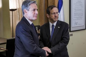Israele, Netanyahu vede Blinken: “Nessun cessate il fuoco temporaneo”
