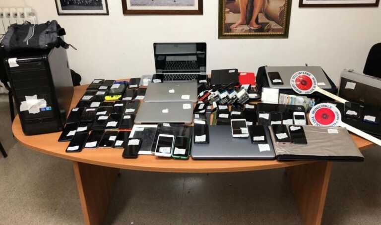 Cellulari rubati ai turisti finiscono in un laboratorio clandestino a Nardò: due denunce
