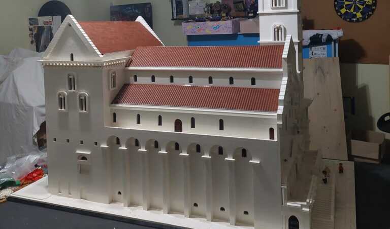 Trani, innamorato della cattedrale la riproduce con 80mila mattoncini Lego