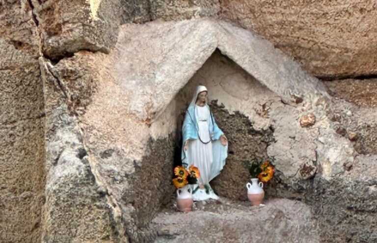 Tricase, spunta una statua della Madonna nella piscina naturale di Marina Serra: è polemica