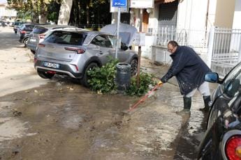 Galleria foto 'Maltempo, nuova allerta meteo sull’Italia. Toscana alle prese con fango e rifiuti' - foto 1