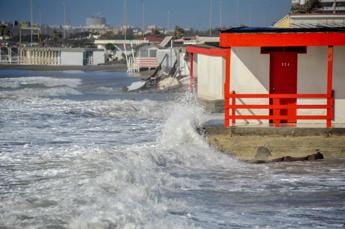 Galleria foto 'Maltempo Roma, tromba d’aria a Fregene e mareggiata a Ostia – Foto' - foto 1