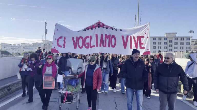 Galleria foto '«Mevoli sei il risultato del patriarcato»: i cori durante una manifestazione a Brindisi – VIDEO' - foto 1