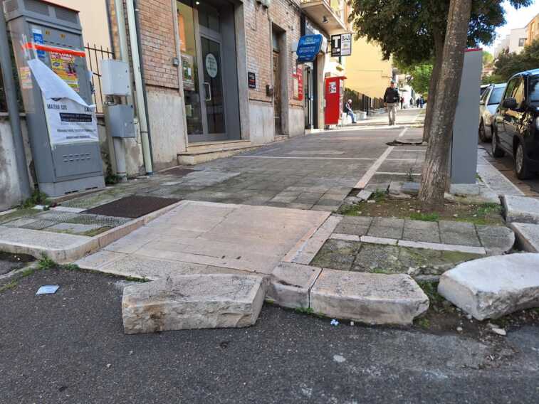 Marciapiedi rotti e divelti a Matera. «Camminare è impossibile»