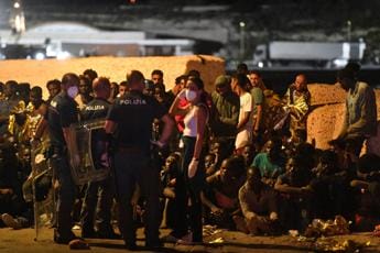 Galleria foto 'Migranti, a Lampedusa raffica di sbarchi: arrivate oltre 400 persone' - foto 1