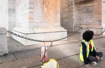 Galleria foto 'Milano, attivisti di Ultima Generazione imbrattano Arco della Pace' - foto 1