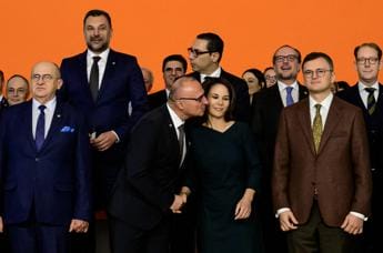 Ministro, ma che fa Il croato Grlic-Radman bacia la collega tedesca