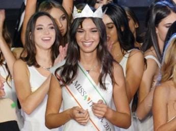 Galleria foto 'Miss Italia, il papà senatore: “Ha vinto per merito, non è mica una nomina…”' - foto 1