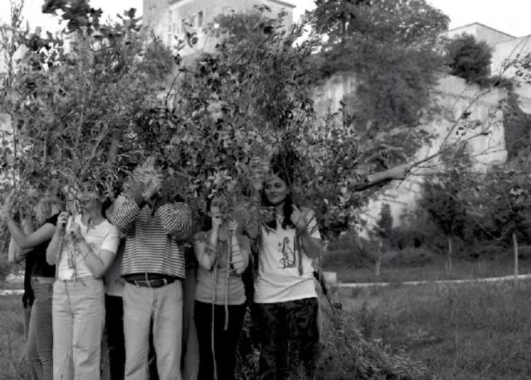Lecce, al Must la mostra di Yuval Avital: la città si trasforma in un bosco umano