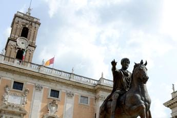 Galleria foto 'Multe ‘pazze’ per tassa soggiorno a Roma, Campidoglio apre a un confronto' - foto 1