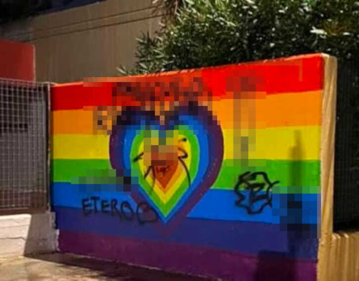 Mola, scritte omofobe sul murale arcobaleno. Colonna: «Tanta miseria e meschinità»