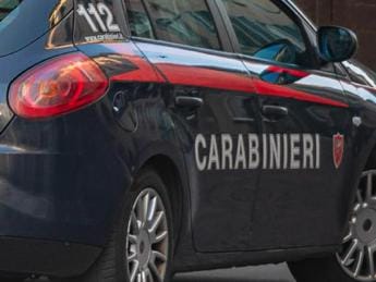 Galleria foto 'Napoli, banditi armati entrano da una botola al KFC: aggrediti i dipendenti' - foto 1