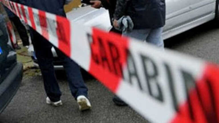 Trovata morta sul balcone di casa: si indaga sulla 26enne. La sera prima ha litigato col fidanzato