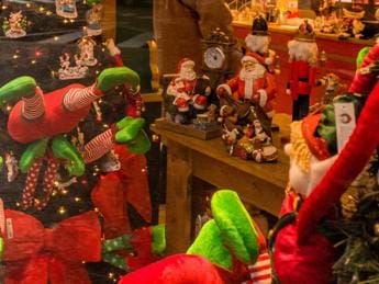 Galleria foto 'Natale 2023, al via shopping per 6 italiani su 10: ecco quanto spenderanno' - foto 1