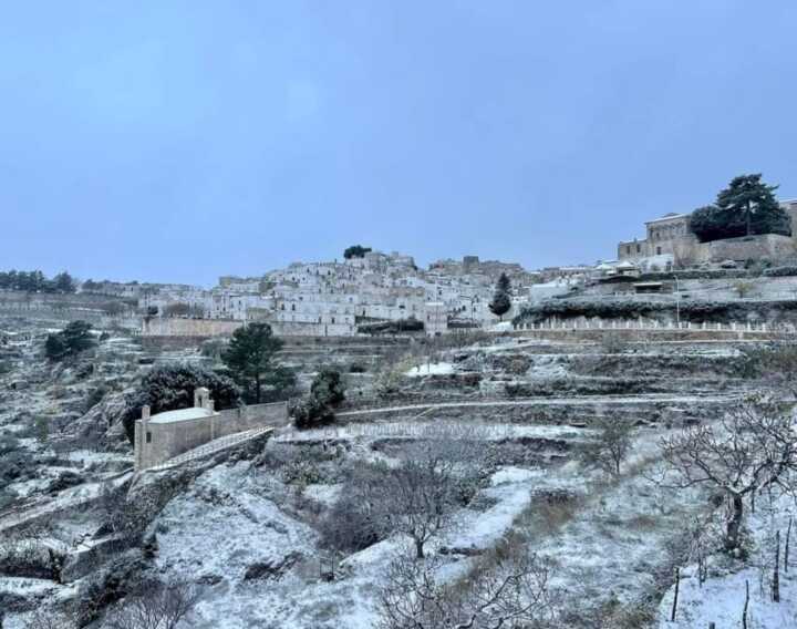 Maltempo, vento fa cadere luminaria e colpisce un’auto in Salento. Disagi nel Foggiano per neve