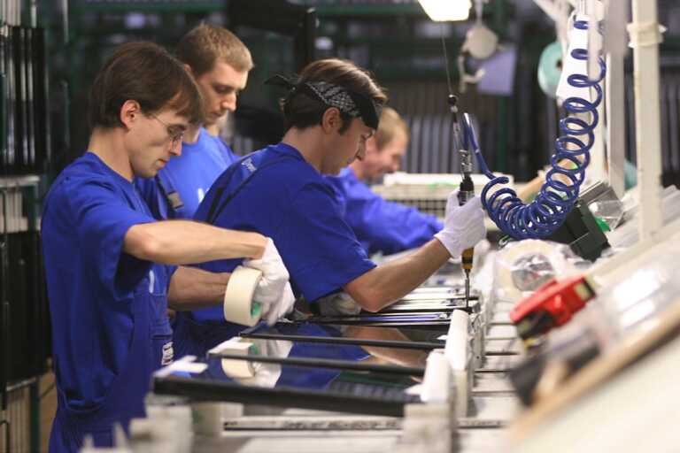 Procedure più snelle per favorire l’ingresso di migranti per lavoro