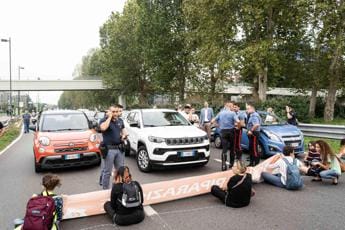 Galleria foto 'Pacchetto sicurezza, blocchi stradali diventano reato' - foto 1